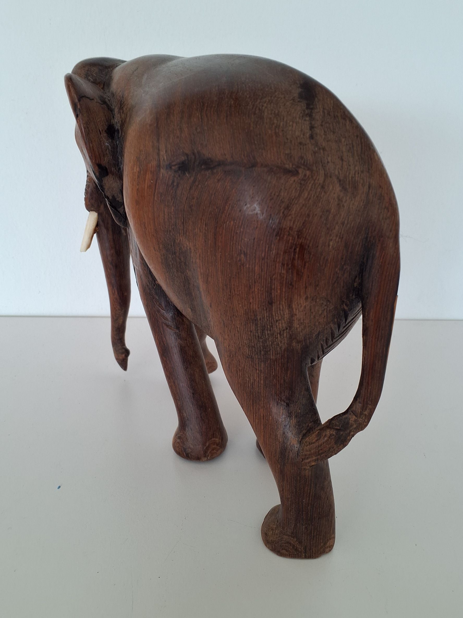 Elefant i mørkt træ
